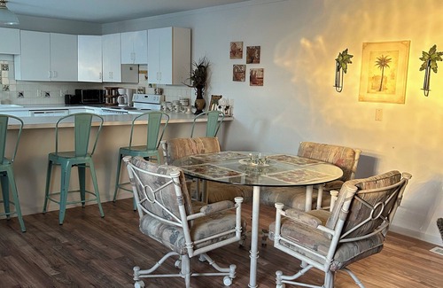 Mountain View Apartment | Pop & Grand's on the Square! Apartment with a balcony on the square
