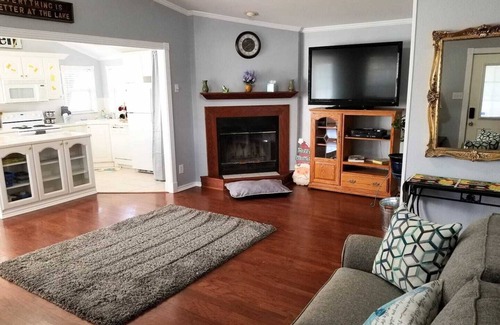 Carolyn Estates House | Pop's Lakefront Retreat. Remodeled clean and comfortable.