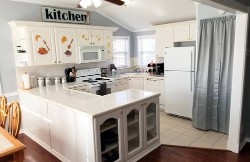 Carolyn Estates House | Pop's Lakefront Retreat. Remodeled clean and comfortable.