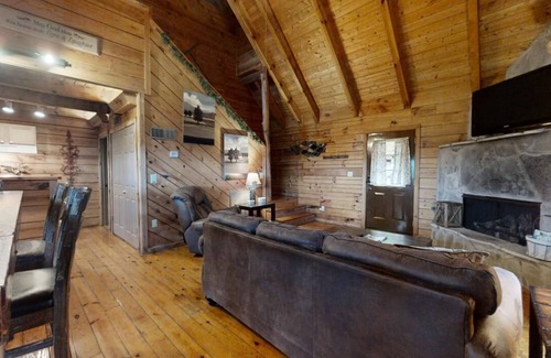 Townsend Cabin | Pop's Perch: Pet Friendly, Free Attraction Tickets, Hot tub, Peaceful and Quiet