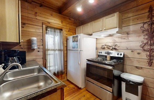Townsend Cabin | Pop's Perch: Pet Friendly, Free Attraction Tickets, Hot tub, Peaceful and Quiet