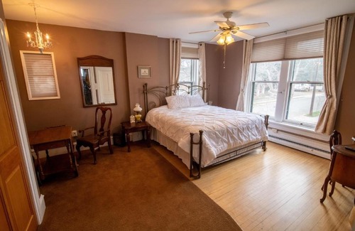 Helena Apartment | Pope House - Hist. Mansion - The Gold Rush Suite
