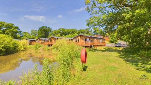 Ryde House | Poppy An Immaculate Lake side Lodge the Perfect Retreat, Sleeps 4