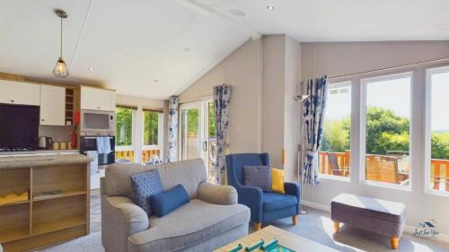 Ryde House | Poppy An Immaculate Lake side Lodge the Perfect Retreat, Sleeps 4
