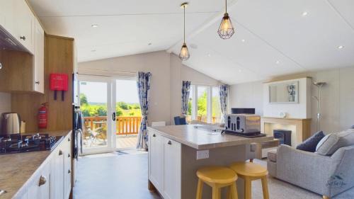 Ryde House | Poppy An Immaculate Lake side Lodge the Perfect Retreat, Sleeps 4