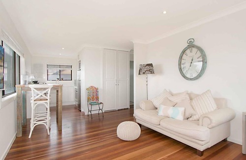 Bilinga Apartment | Poppy's by the Beach - Bilinga / North Kirra Beachfront - Min. 3 Night Stays!