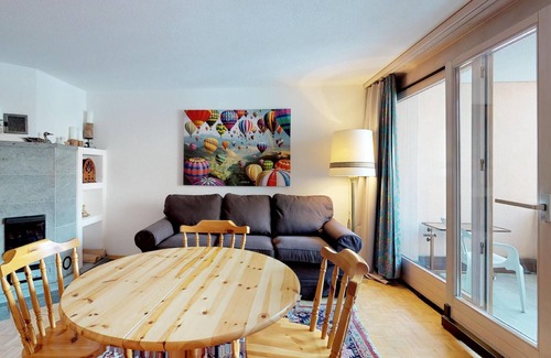 Celerina-Schlarigna Apartment | Popular apartment house centrally located in Celerina.