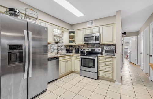 Gulf Shores Condo | Popular beachside condo for 6