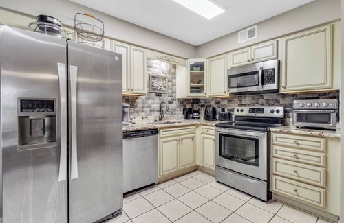Gulf Shores Condo | Popular beachside condo for 6