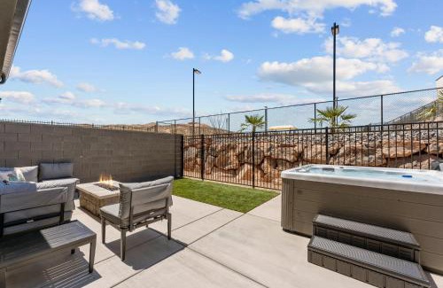 St. George House | Popular Poolside Retreat townhouse