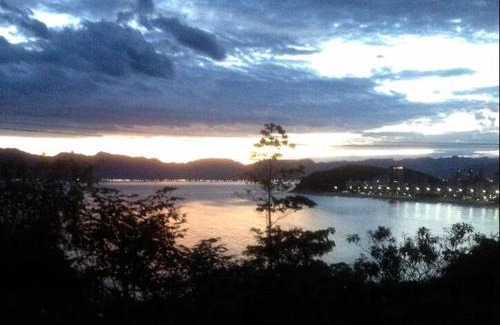 Caraguatatuba House | Por de sol no mar da cama