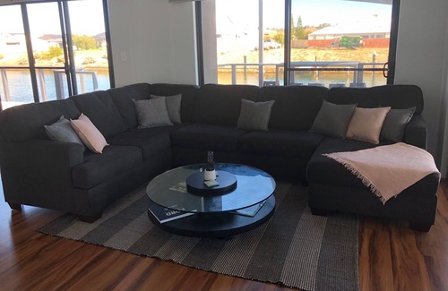 Wannanup House | Port Bouvard Retreat - Large family friendly canal home with private jetty