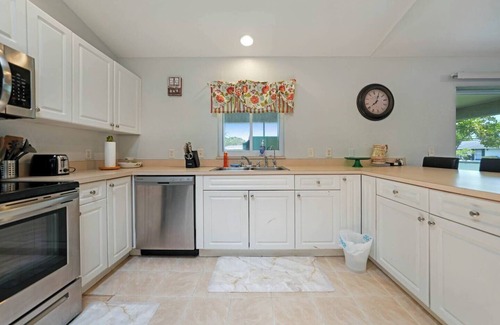 Port Charlotte House | Port Charlotte home, a few minutes to everything