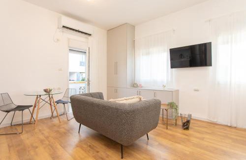 Haifa Apartment | PORT CITY HAIFA - BAT GALIM 25 mtrs from the beach & Rambam