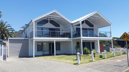 Port Elliot House | Port Elliot Beachcomber on Horseshoe Bay linen included spotless