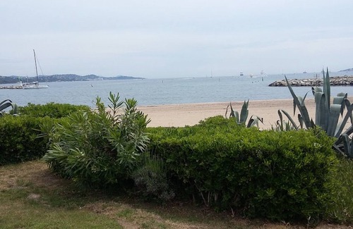 Port Grimaud Apartment | PORT GRIMAUD 1 MINUTE PRIVATE BEACH PRIVATE GARDEN FENCE