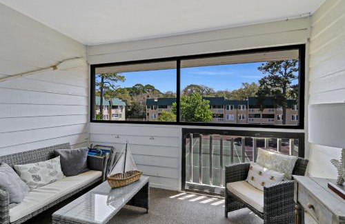 Palmetto Dunes Villa | Port Royal Sound 2BR Villa Balcony Pools & Beach Access