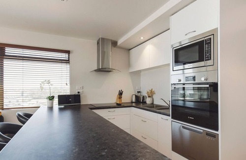New Plymouth House | Port View Paradise - A convenient access to central New Plymouth