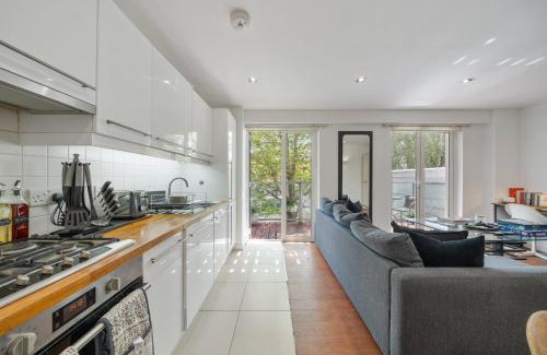 Golborne Apartment | Portobello Dock - 1st floor Canal View
