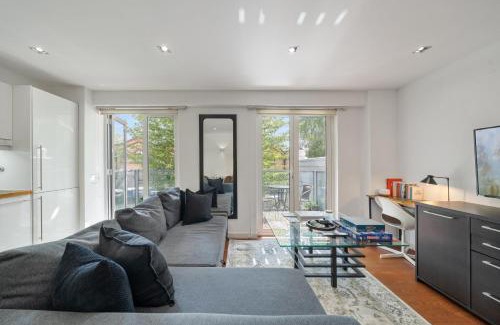 Golborne Apartment | Portobello Dock - 1st floor Canal View