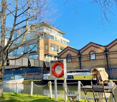 North Kensington Apartment | Portobello Dock Canalside Apartment
