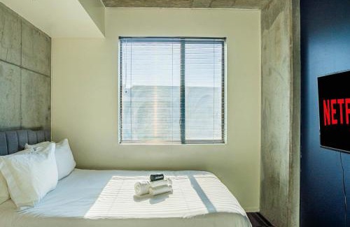 Evans Churchill Apartment | Posh 2BD - Central DT - Gym, Pool, Parking -Sleep 8