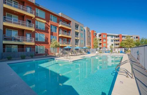Tempe Apartment | Posh 2BD - Gym, Pool, Parking, W-D - Sleeps 8