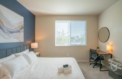 Tempe Apartment | Posh 2BD - Gym, Pool, Parking, W-D - Sleeps 8