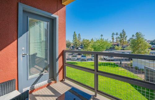 Tempe Apartment | Posh 2BD - Gym, Pool, Parking, W-D - Sleeps 8