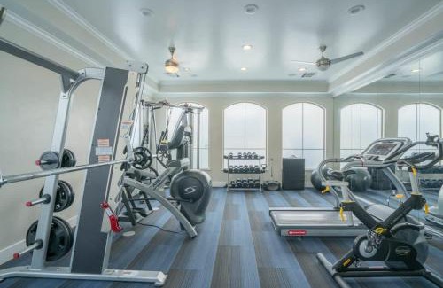 Encanto Apartment | Posh 2BD - Midtown - Gym, Pool, W-D, Parking - Sleeps 8