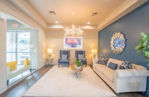 Encanto Apartment | Posh 2BD - Midtown - Gym, Pool, W-D, Parking - Sleeps 8
