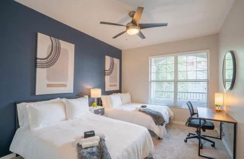 Encanto Apartment | Posh 2BD - Midtown - Gym, Pool, W-D, Parking - Sleeps 8