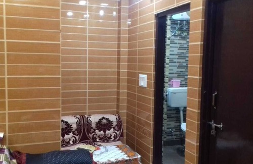 Lajpat Nagar House | Posh foreigners area, cream location, very safe for females, plush green area