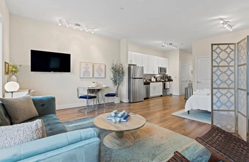 Old Town North Apartment | ⚜Posh Old Town Studio Apt w/Complimentary Parking⚜