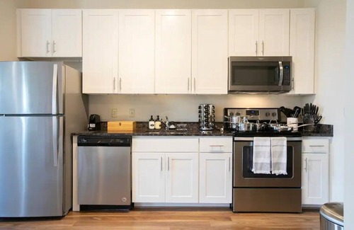 Old Town North Apartment | ⚜Posh Old Town Studio Apt w/Complimentary Parking⚜