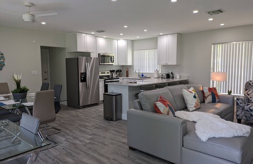 Coral Ridge Apartment | Posh Paradise! Shared Heated Pool, Hot Spa! Minutes to Beach!
