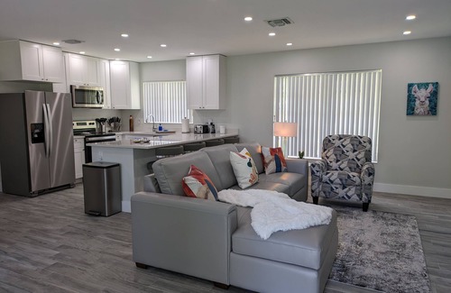 Coral Ridge Apartment | Posh Paradise! Shared Heated Pool, Hot Spa! Minutes to Beach!