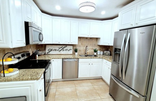 Palm Beach Gardens House | POSHPADZ Hot Tub, Tropical Pool, Pool Floats, 3 Bedrooms, BBQ, Minutes to Beach