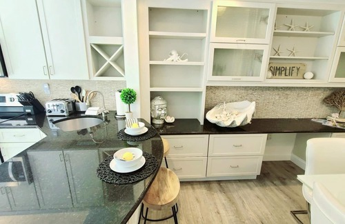 Bella Vista Condo | POSHPADZ Presents Sandpiper Villa - Walk to Jupiter Beach