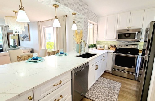 Jupiter Condo | POSHPADZ Villa Hermosa, Sleeps 6, Water View, Walk to Jupiter Beach, Pool,Tennis