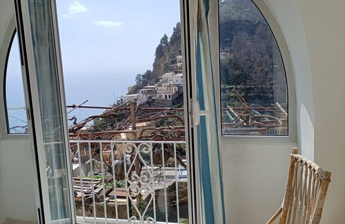 Positano Apartment | Positano Little House. Sea view. White Dome.Terrace&WinePergola.15minToTheBeach
