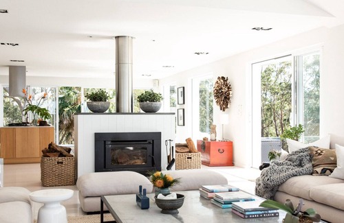 Otford Apartment | Positioned on a clifftop, this luxury beach house enjoys ocean views.