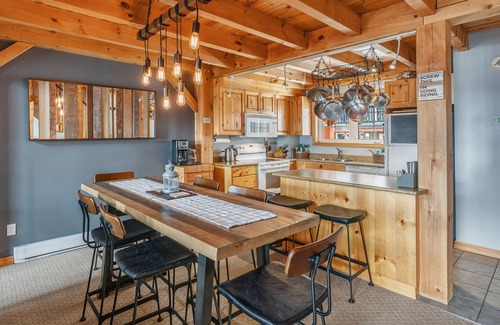 Big White Ski Resort Ski Chalet | Post and Beam home, Ski In/Out, Central Village, Private Hot Tub, sleeps 8