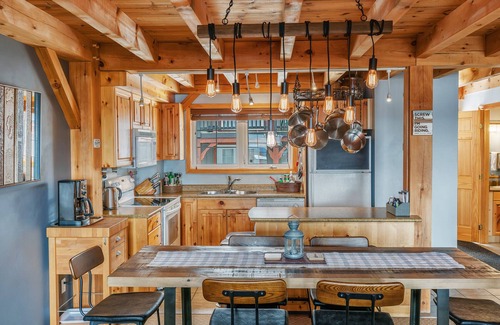Big White Ski Resort Ski Chalet | Post and Beam home, Ski In/Out, Central Village, Private Hot Tub, sleeps 8