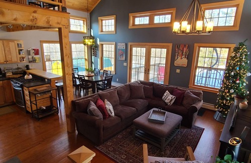 West Dover House | Post and Beam Style house w/Hot Tub - Minutes to Mt. Snow/Golf/Bars/Restaurants