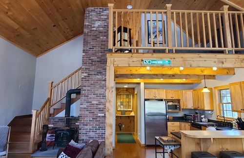 West Dover House | Post and Beam Style house w/Hot Tub - Minutes to Mt. Snow/Golf/Bars/Restaurants