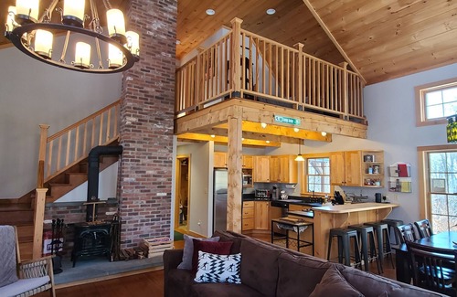 West Dover House | Post and Beam Style house w/Hot Tub - Minutes to Mt. Snow/Golf/Bars/Restaurants