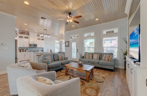 Port Aransas House | Postcard from Paradise | Pet Friendly, Shared Pool