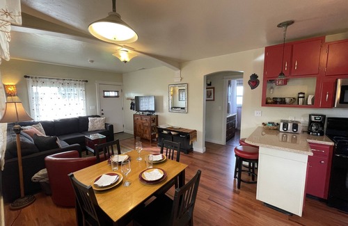 Arcata House | Potter's Bungalow - Near Downtown Plaza, 3 bed
