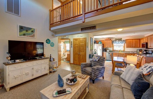 Ocracoke House | Potter's Place: Cozy home Just a short walk to the Ocracoke Lighthouse.